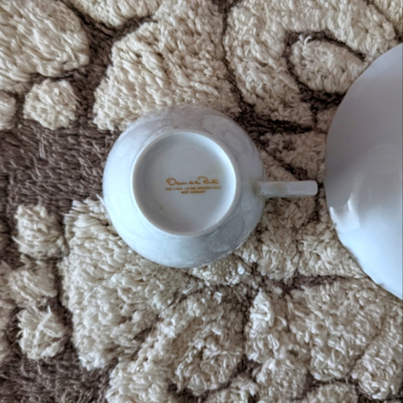 Oscar de la Renta Dresden Gold Teacup & Saucer Set – 8 Pairs + 2 Extra Saucers - Picture 5 of 6